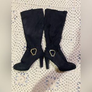 Boots size 9M good condition heels color black with side zipper & buckle- impo